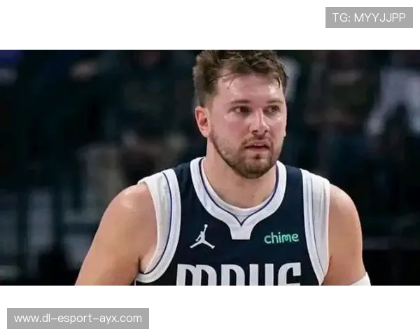 东契奇高难度进球,独行侠稳住领先 东契奇高难度进球,独行侠稳住领先