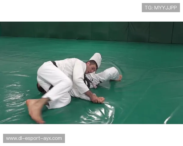 巴西柔术选手完成三角绞:技艺与力量的完美结合 巴西柔术选手完成三角绞:技艺与力量的完美结合