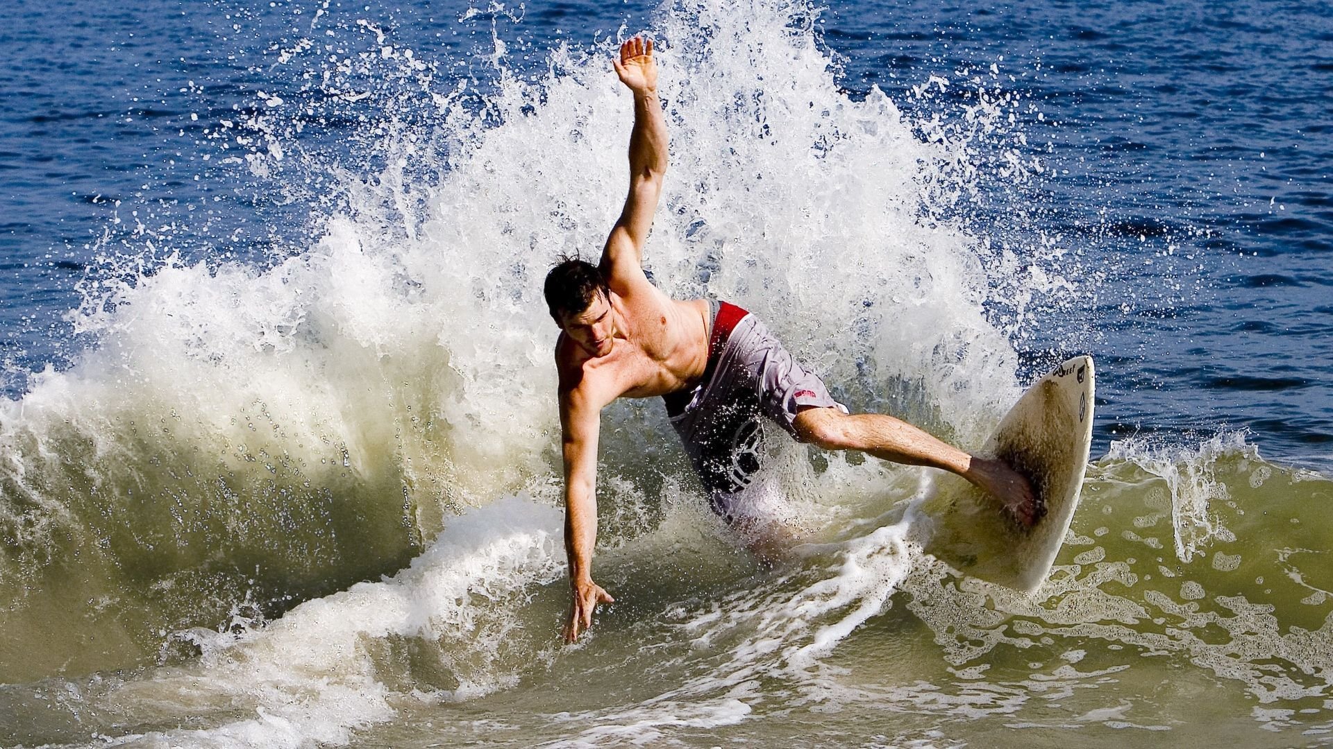 爱游戏电竞官网-中超第29轮最佳阵容：海港国安泰山各2人，中超第20轮